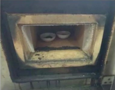 圖1. RTO爐白色結(jié)晶物升華 圖1. RTO爐白色結(jié)晶物升華